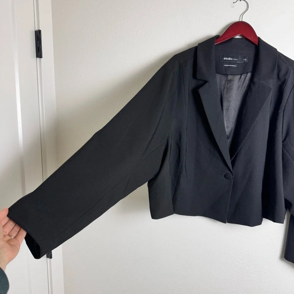Torrid black Studio Refined Crepe Cropped Blazer jacket 5x - Picture 3 of 7